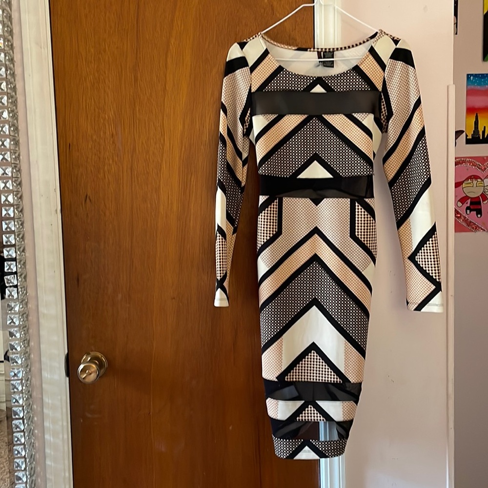 Beautiful Dress worn once, hugs your body and great for a dinner 💗